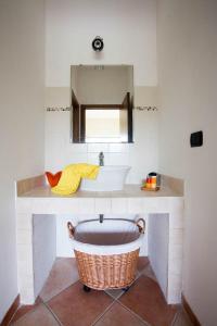 诺维利古雷卡希纳贾科梅塔酒店的带浴缸和镜子的浴室