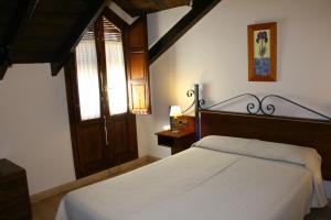 莫纳奇尔月桂树果园乡村酒店的卧室配有白色的床和窗户。