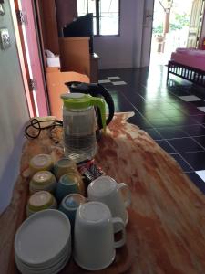 北碧班萨拜萨拜旅馆的桌子上放有杯子和咖啡壶