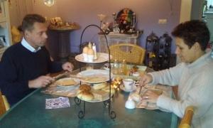 SommelsdijkBed en Breakfast en Bike的坐在桌子上吃食物的两个人