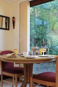 维德尼斯蒙特弗勒住宿加早餐酒店的一张木桌,窗户前有食物