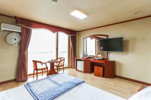 江陵市太阳汽车旅馆的酒店客房,配有床和电视