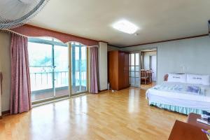 江陵市太阳汽车旅馆的一间大卧室,配有一张床和一个大窗户