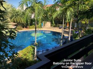 彭世洛塔曼度假酒店的享有棕榈树游泳池的顶部景致