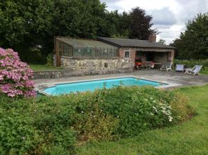 伊特尔Haras de Baudemont的石头房子前面的游泳池