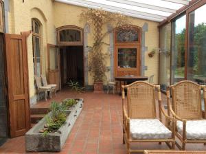 伊特尔Haras de Baudemont的庭院配有2把藤椅和桌子