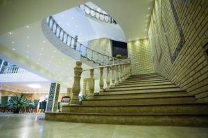 安集延卡文-萨拉伊酒店的楼梯间,楼内有螺旋楼梯
