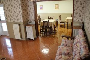 里奥加耶戈斯Laguna Azul的客厅配有沙发和桌椅