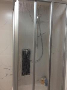 RollingenSanhe的浴室里设有玻璃门淋浴