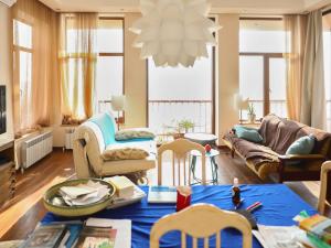 埃里温Apartments Aigedzor的客厅配有沙发和桌子