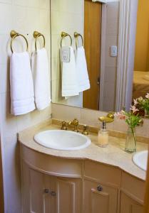 圣拉斐尔Divina Casona Posada Boutique的浴室配有盥洗盆、镜子和毛巾
