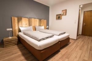 埃尔瓦尔德Mellow Mountain Hostel的一间卧室配有一张大床和木制床头板