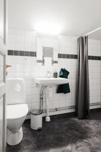 林雪平希尔曼文布拉斯住宿加早餐旅馆的白色的浴室设有水槽和卫生间。