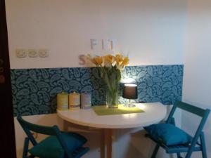 斯普利特Apartment Optimist/City Break的一张桌子,花瓶和两把椅子