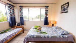 Pension TE MITI - PLAGE-BEACH 200m - Mahana Parc & Vaiava Beach pk18 - B&B CHAMBRES ou DORTOIR客房内的一张或多张床位