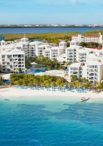 坎昆Occidental Costa Cancún - All Inclusive的度假村前方海滩的空中景致