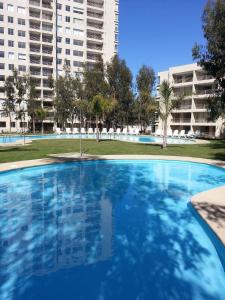 Departamento en Algarrobo Norte内部或周边的泳池