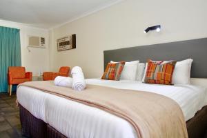 罗金汉姆Hotel Clipper的酒店客房带一张大床,带毛巾