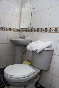 胡利亚卡Rayos Del Sol的一间带卫生间和水槽的浴室