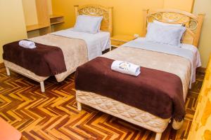 胡利亚卡Rayos Del Sol的一间设有两张床铺和毛巾的房间