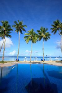 科罗尔帕劳太平洋度假酒店的一座棕榈树和海洋游泳池