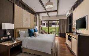 大雅台Anya Resort Tagaytay的酒店客房,配有床和电视
