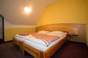 兹雷切Guesthouse Jurcek的一间卧室配有一张大床和木制床头板