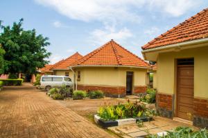 GuluWal Ville Suites的一座带橙色屋顶和车道的房子