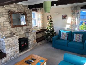 TimsburyThe Annexe的客厅配有圣诞树和蓝色沙发