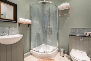 谢菲尔德佛罗伦萨酒店的带淋浴、卫生间和盥洗盆的浴室