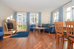 奥斯赛拜-塞林Villa Seerose - Appartement 01的客厅配有沙发和桌子