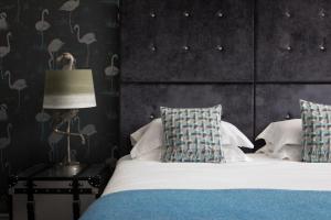 谢菲尔德佛罗伦萨酒店的一间卧室配有一张带蓝色和白色枕头的床