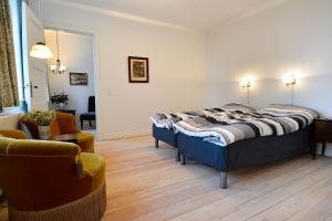 Øster AsselsStrømpehuset的一间卧室设有一张床和一间客厅。