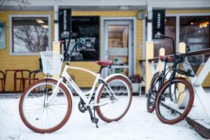 约恩苏林努拉提假日酒店的两辆自行车在雪中停放