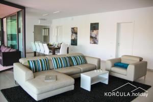 科尔丘拉Korcula Holiday的客厅配有沙发和桌子