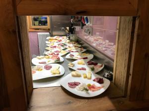 圣马蒂诺Rifugio Luna Nascente的展示食物盘的自助餐