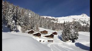 克莱恩 蒙塔纳勒马耶德克伦比尔度假屋的山中雪覆盖的小屋