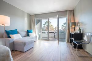 埃斯托利尔Cascais-Estoril BEACHFRONT Apartments的客厅配有沙发和桌子