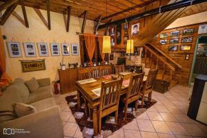 特里卡拉Traditional Guesthouse的一间带桌子和沙发的用餐室