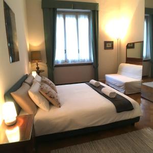 都灵Appartamenti Politecnico的卧室设有一张白色大床和一扇窗户。