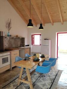 塞卡尔village loft的厨房配有木桌和蓝色椅子