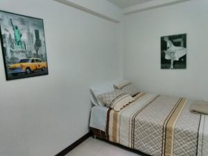 利马In the heart of Lima的卧室配有一张床,墙上挂着一幅画