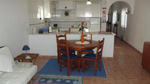 奥良Family Floripes House的一间厨房和一张桌子及椅子