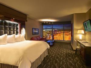 拉斯维加斯Suites at Elara Las Vegas Strip-No Resort Fees的一间设有大床和窗户的酒店客房