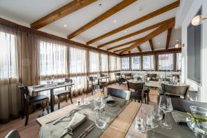 法莱拉Hotel Restaurant La Siala的用餐室设有桌椅和窗户。