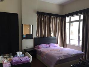 马六甲STUDIO ROOM at BAYOULAGOON RESORT, MELAKA的一间卧室配有带粉红色枕头的床和窗户。