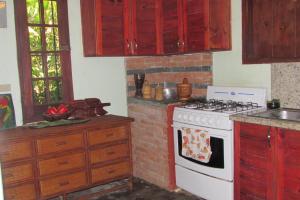 Arroyo FríoArroyo Frío River Lodge的厨房配有白色炉灶,毗邻砖墙