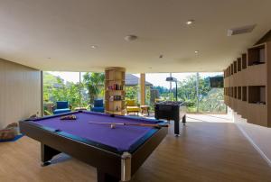 卡伦海滩Mandarava Resort and Spa, Karon Beach - SHA Extra Plus的台球室,房子里设有台球桌
