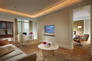 温岭温岭国际大酒店的客厅配有沙发和桌子