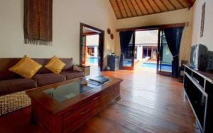 吉利特拉旺安卢斯阿尔玛套房度假村&Spa的带沙发和咖啡桌的客厅